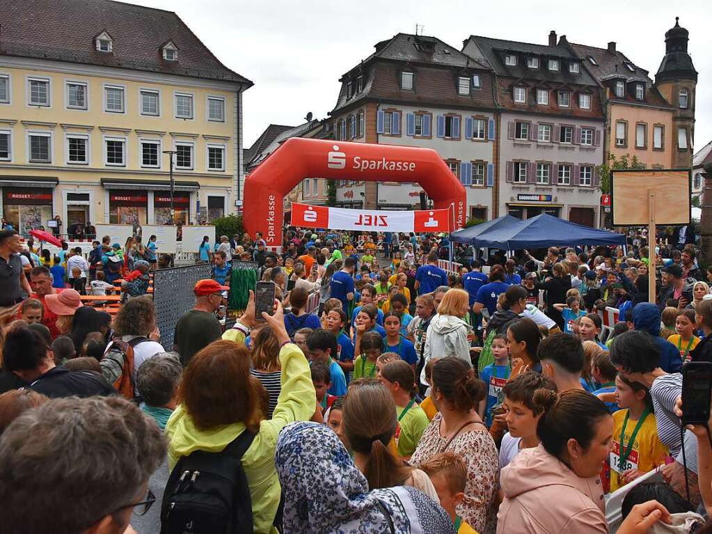 Ein Lauffest in Emmendingen – bei der 13. Auflage des Stadtlaufs ziehen rund 2300 Bewegungsfreudige aller Altersschichten durch die Straen der Innenstadt.