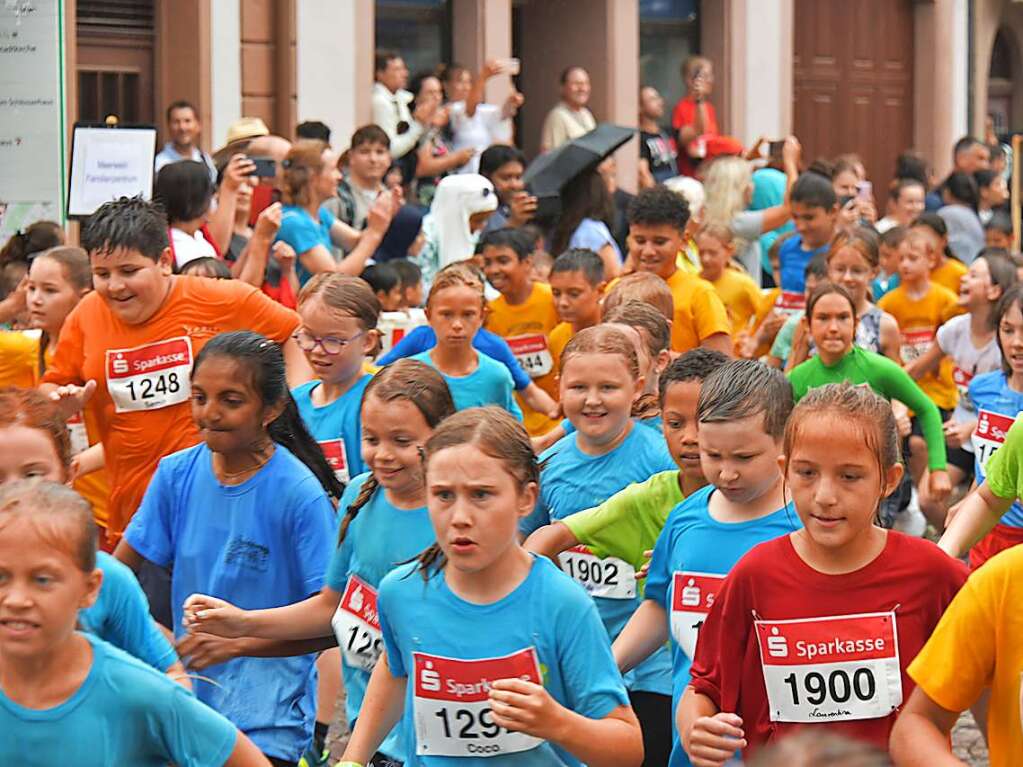 Ein Lauffest in Emmendingen – bei der 13. Auflage des Stadtlaufs ziehen rund 2300 Bewegungsfreudige aller Altersschichten durch die Straen der Innenstadt.