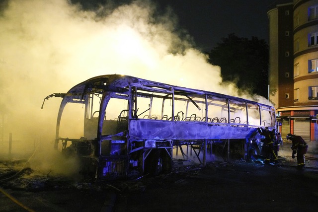 Nanterre: Rauch steigt bei nchtlichen Krawallen aus einem ausgebrannten Bus.  | Foto: Lewis Joly (dpa)