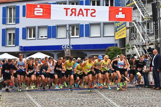 Start frei hie es fr mehr als 250 L...n Zehnkilometerlauf durch Emmendinger.  | Foto: Benedikt Sommer