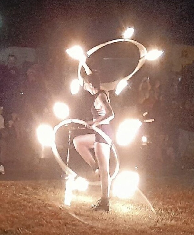Samara Bannikov begeisterte mit ihrer Feuershow.  | Foto:  