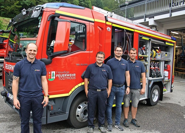 Die Feuerwehr Todtmoos freut sich ber...gand, Raimund ckert und Marco Ernst.   | Foto: Andreas Bhm
