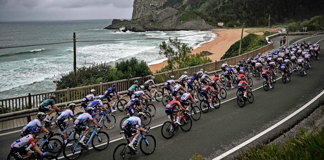 Das Peloton unterwegs auf einer Ksten...henmeter. FOTO: Marco Bertorello (AFP)  | Foto: MARCO BERTORELLO (AFP)