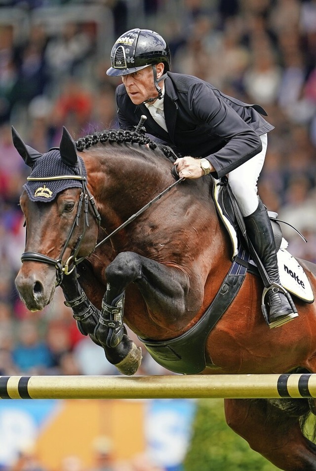 Marcus Ehning springt auf Stargold ber ein Hindernis.  | Foto: Uwe Anspach (dpa)