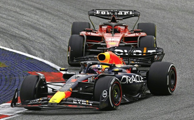 Max Verstappen (vorne) aus den Niederl...aus Monaco vom Team Ferrari in Aktion.  | Foto: Erwin Scheriau (dpa)