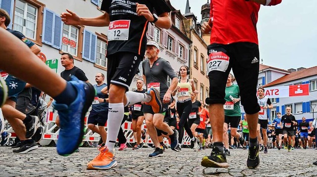 Emmendingen erlebt am Freitagabend beim Stadtlauf ein tolles Laufspektakel.  | Foto: Achim Keller