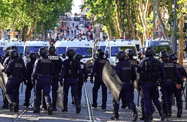 Auch bei einer Demonstration in Marsei...m 1. Juli war viel Polizei im Einsatz.  | Foto: CLEMENT MAHOUDEAU (AFP)