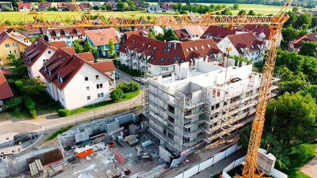 Stand Juni 2023: Der Rohbau des ersten... des Begegnungshauses in Stegen steht.  | Foto: Anton Schuler