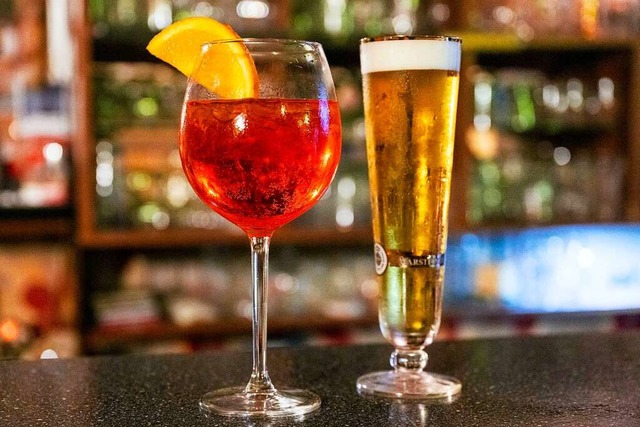 Aperol Spritz und alkoholfreies Bier gehren zu den Trend-Getrnken.  | Foto: Christophe Gateau (dpa)