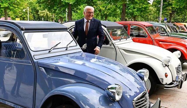 Frank-Walter Steinmeier in Mitten des ...ltautos &#8211; der Ente (Citron 2CV)  | Foto: THOMAS KIENZLE (AFP)