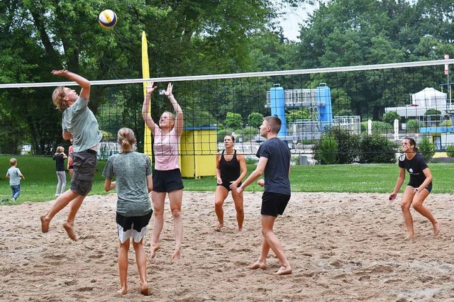 Im Sand klang &#8222;Rheinfelden schwi...B gegen die Frauenmannschaft Miss Liz.  | Foto: Horatio Gollin