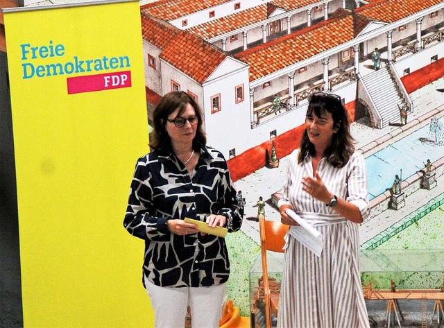 Anna Osterath (links) und Yvonne Ambro...en die Versammlung und das Sommerfest.  | Foto: Rolf Reimann