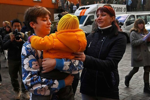 Im Mrz holte eine Hilfsorganisation ... zeigt eine Mutter mit ihren Kindern.   | Foto: SERGEI CHUZAVKOV