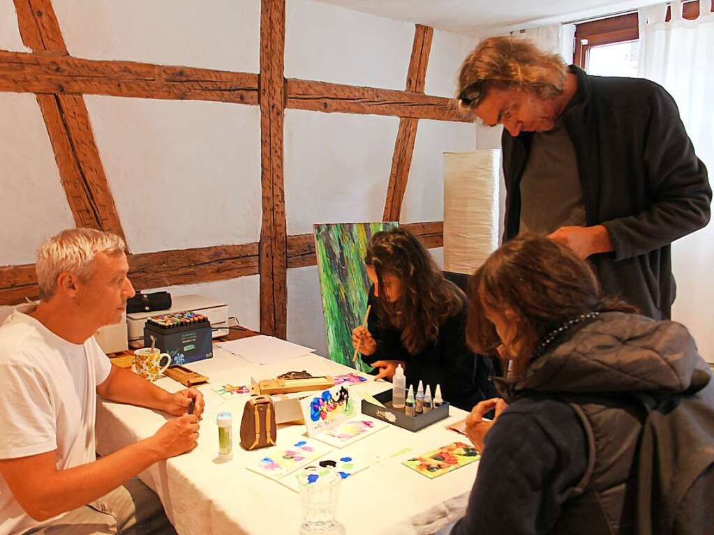 Manuel Kchlin lud in seinem Atelier die Besucher zum Malen ein.