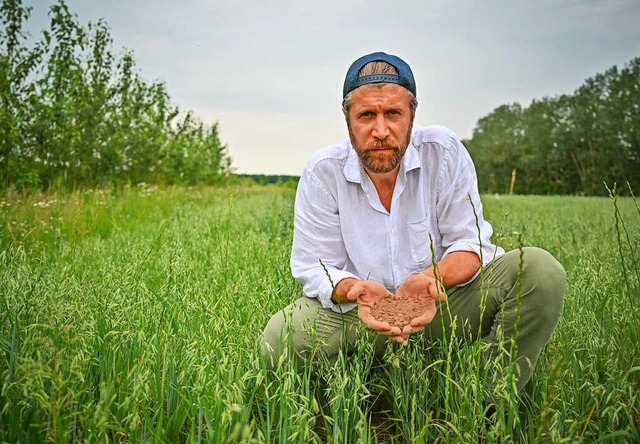 Benedikt Bsel, Landwirt, Unternehmer,...r Agroforstflche mit einem Haferfeld.  | Foto: Patrick Pleul (dpa)