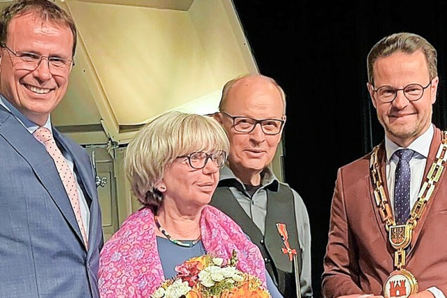 Volker Schebesta, Uschi Gross, Gerhard...ch rechts) nach  der Ordensverleihung.  | Foto: Ralf Burgmaier