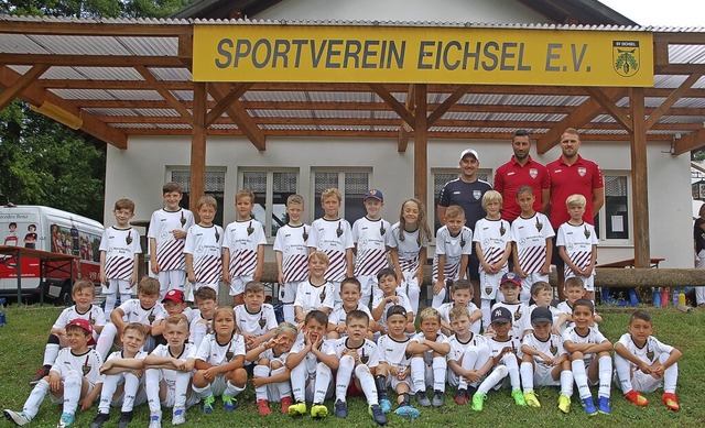 Fuballschule mit Profis: Die Starter-Gruppe beim Fuballcamp in Eichsel.   | Foto: Petra Wunderle