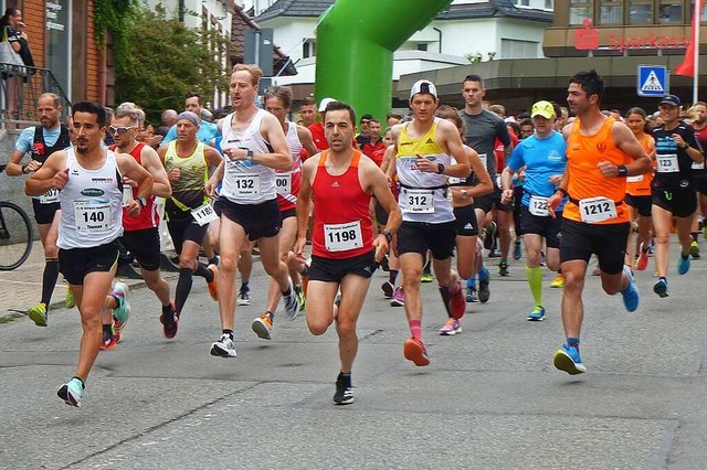 Schon gleich nach dem Start setzte sic...m Dritten Tobias Herrmann (Nr. 1198).   | Foto: Annemarie Zwick