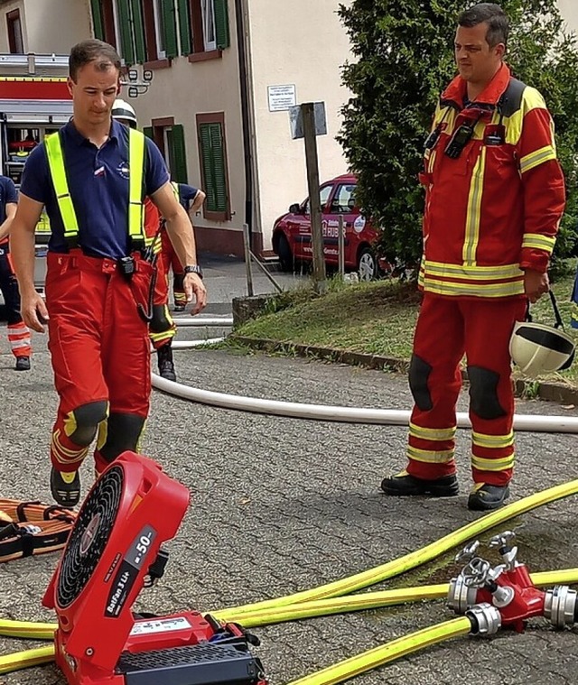 Die Feuerwehr versucht, den Rauch aus ...en Keller im Rheinschloss zu drcken.   | Foto: Axel Kremp