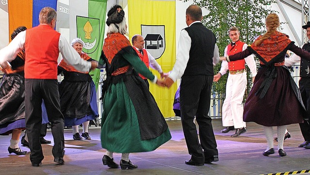 Der Volkstanzkreis beim Festakt  | Foto: Reiner Beschorner