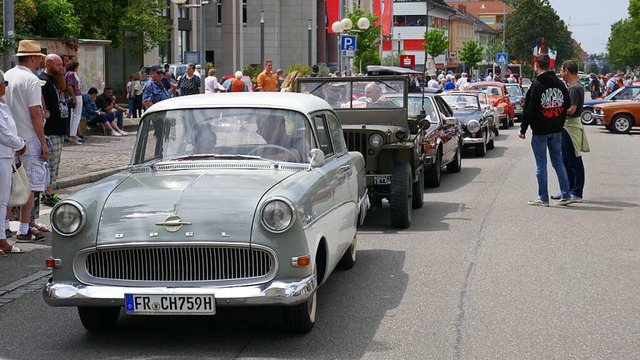Die  Teilnehmer des Oldtimertreffens w...uf den Start zur Runde durch Mllheim.  | Foto: Sebastian Kurtenacker