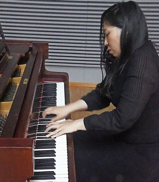 Die Pianistin Ji-Hyun Hwang beim Testspiel auf dem Piano.  | Foto: Ilona Hge