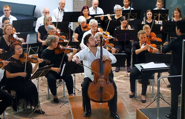 Das Oberrheinische Sinfonieorchester L... mit dem Cello-Solisten Denis Zhdanov.  | Foto: Roswitha Frey