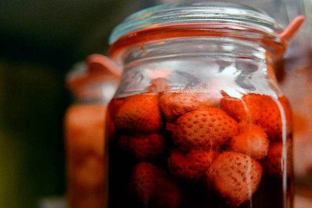 Ein Weck-Glas ist mit Obst gefllt. De...d das dazugehrige Glaswerk zu finden.  | Foto: Andrea Warnecke (dpa)