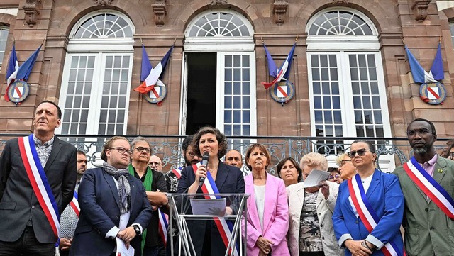 Auftritt vor dem Straburger Rathaus: ...n (Mitte) und Mitglieder des Stadtrats  | Foto: FREDERICK FLORIN (AFP)