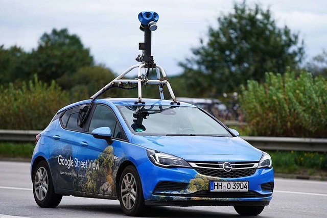 Die Autos mit Kameras auf dem Dach sind wieder unterwegs.  | Foto: Marcus Brandt (dpa)