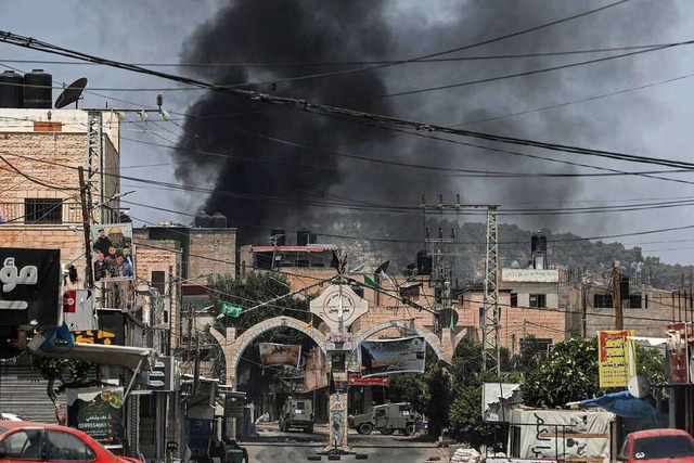 Dschenin: Rauch ber der Stadt auf wh...elegten israelischen Militroperation.  | Foto: Ayman Nobani (dpa)