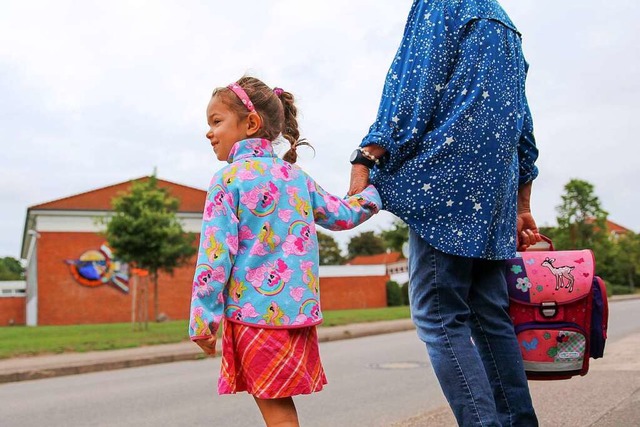 Noch Hand in Hand: Doch wie und wann l...en, den Schulweg auch allein zu gehen?  | Foto: Mascha Brichta (dpa)