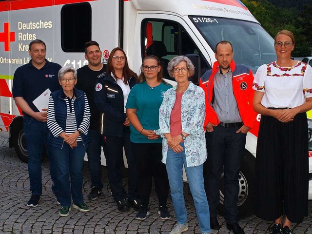 Lrrachs DRK-Vorsitzende Monika Neuhf...er Verdienstspange und einer Urkunde .  | Foto: Paul Schleer