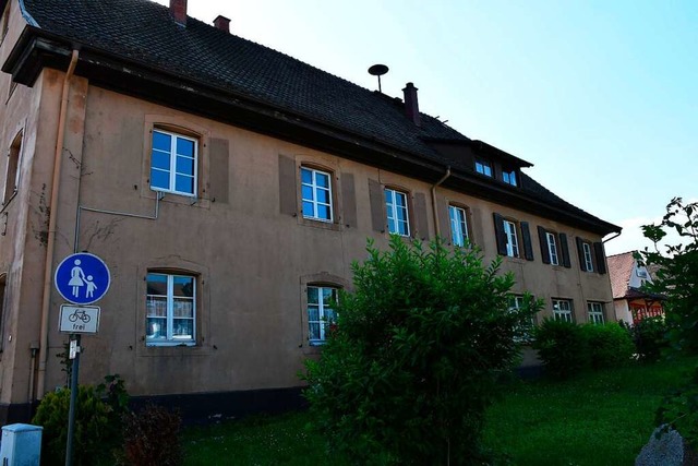Die stdtische Wohnbau will die Alte Schule an einen Investor verkaufen.  | Foto: Heinz und Monika Vollmar