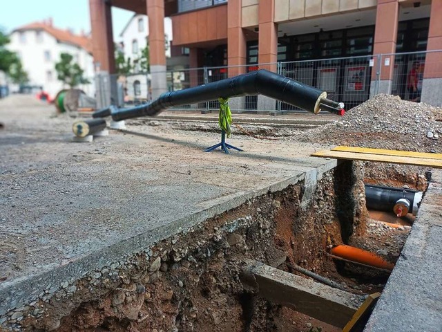 Eine Fernwrmeleitung fr das Wrmenet...mstrae fr den Einbau bereitgestellt.  | Foto: Peter Gerigk