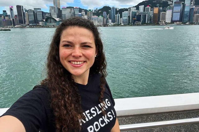 Weinknigin Katrin Lang vor der Skyline in Hongkong.  | Foto: Katin Lang