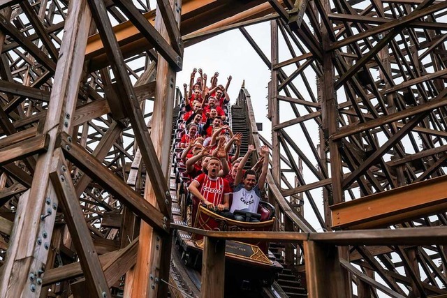 SC-Fantag im Europa-Park: Die Achterba...hteten durch die Trikots wei und rot.  | Foto: Baschi Bender/Europa-Park