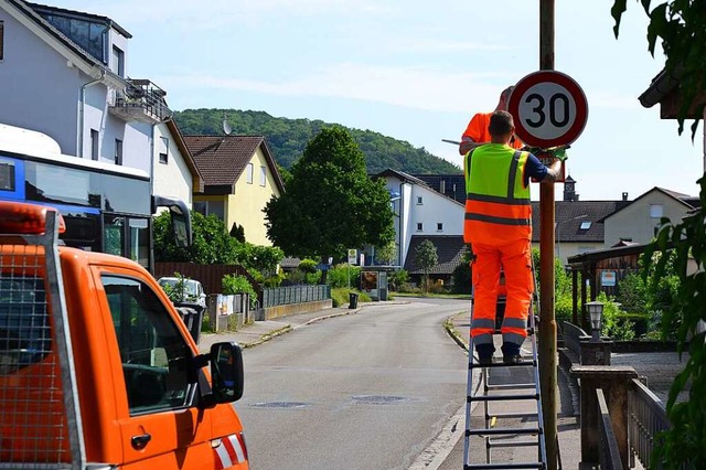 Der Werkhof stellt die Schilder zur Temporeduzierung auf.  | Foto: Monique Amendt / Stadt Lrrach