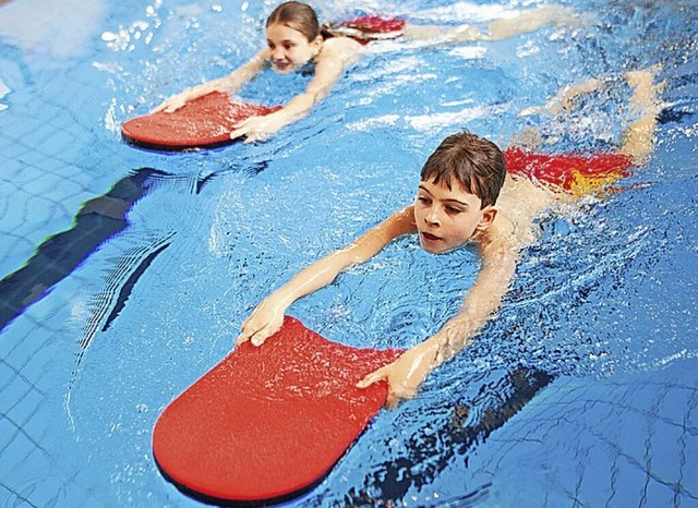 Kinder im Schwimmbad  | Foto: Daniel-Andre Reinelt (dpa)