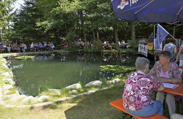 Beim Weiherfest sitzen Besucher unter ...schweihers in Vgisheim (Archivbild).   | Foto: Volker Mnch