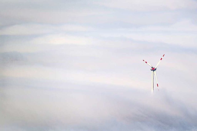 So wolkenverhangen wie dieses Windrad,...on im  Klimaschutz im Landkreis nicht.  | Foto: Alexander Schimpf