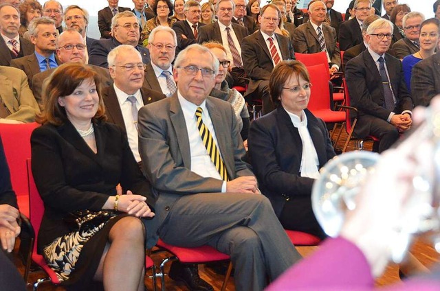 Werner Bock mit Ehefrau Gabriela (link...sichtsratsvorsitzenden Edith Schreiner  | Foto: Helmut Seller                       