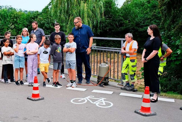 Am Radweg, der an den Glockengumpen gr...tuber (rechts) die Umsetzung erklren.  | Foto: Sophia Kaiser