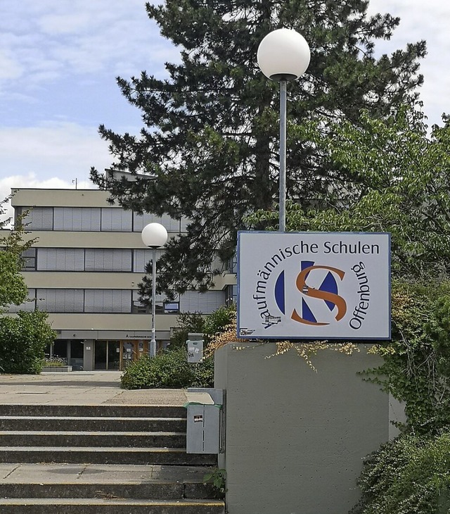 Das Wirtschaftsgymnasium an den Kaufm...hulen verabschiedet seien Abijahrgang.  | Foto: Ralf Burgmaier