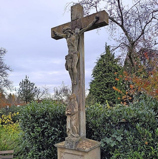 Der Restaurator kmmert sich um dieses Wegkreuz.  | Foto: Denkmalstiftung