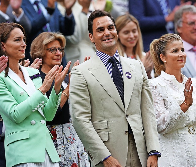 Roger Federer ist in Wimbledon nur zu ...r wird gefeiert wie ein Turniersieger.  | Foto: ADRIAN DENNIS (AFP)