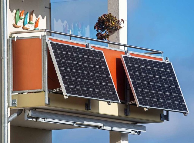 An Balkonen lassen sich meist zwei Solarmodule anbringen.  | Foto: Stefan Sauer (dpa)