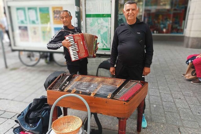 Straenmusiker spielen in Lrrach nach...Tumringer Strae in der Fugngerzone.  | Foto: Peter Gerigk