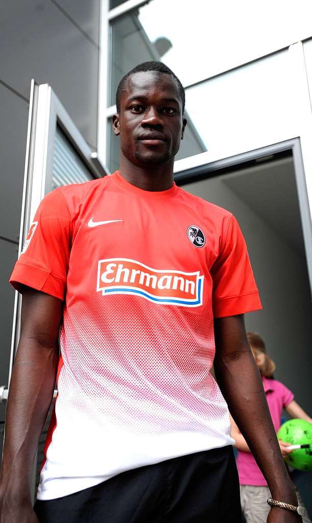 Saison 2013/14: Fallou Diagne im neuen Heimtrikot