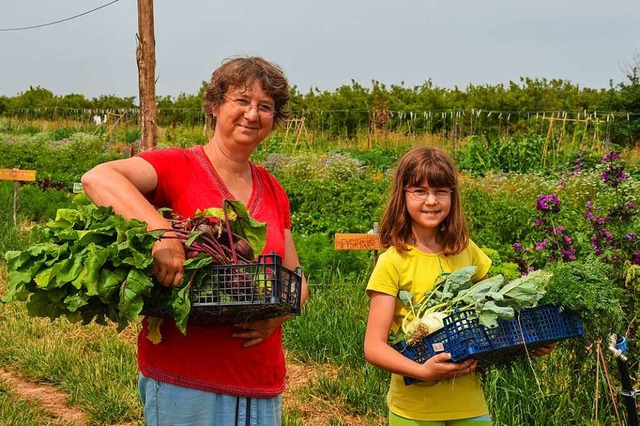Babette (links) und Juli bringen reich...nte aus dem Mietgarten mit nach Hause.  | Foto: Gabriele Hennicke